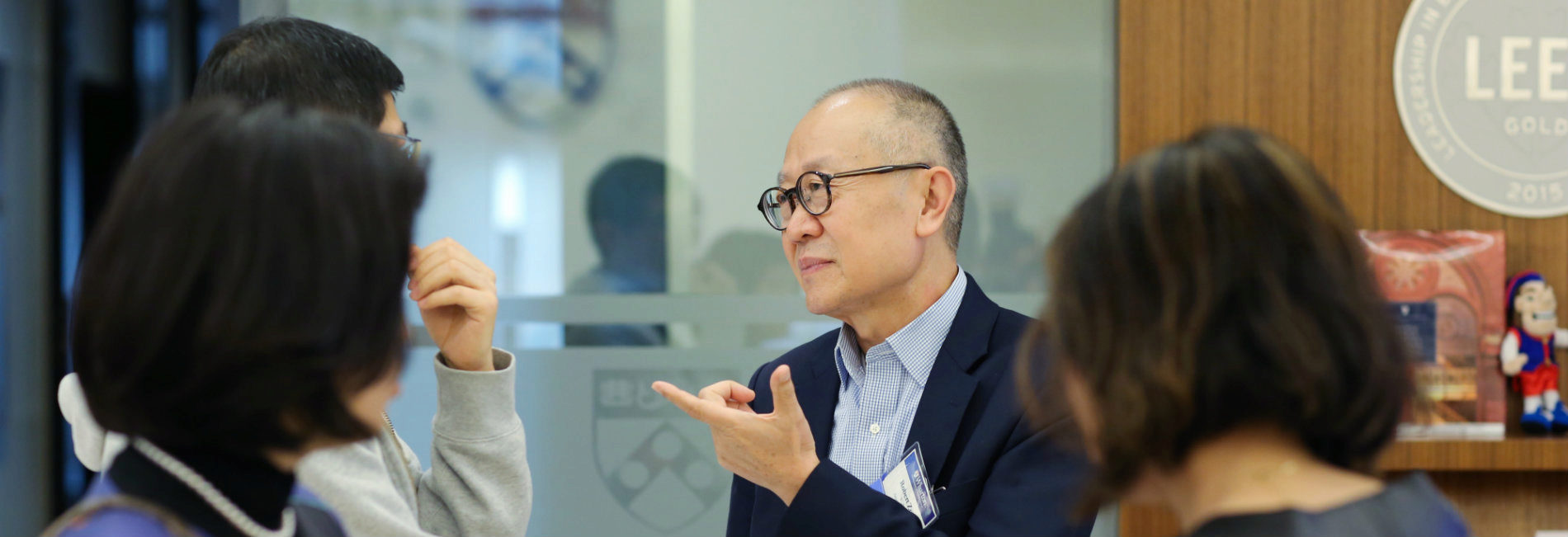 Robert Zou talking with attendees at the 3rd annual Penn Wharton Entrepreneurship Beijing Alumni Dinner.